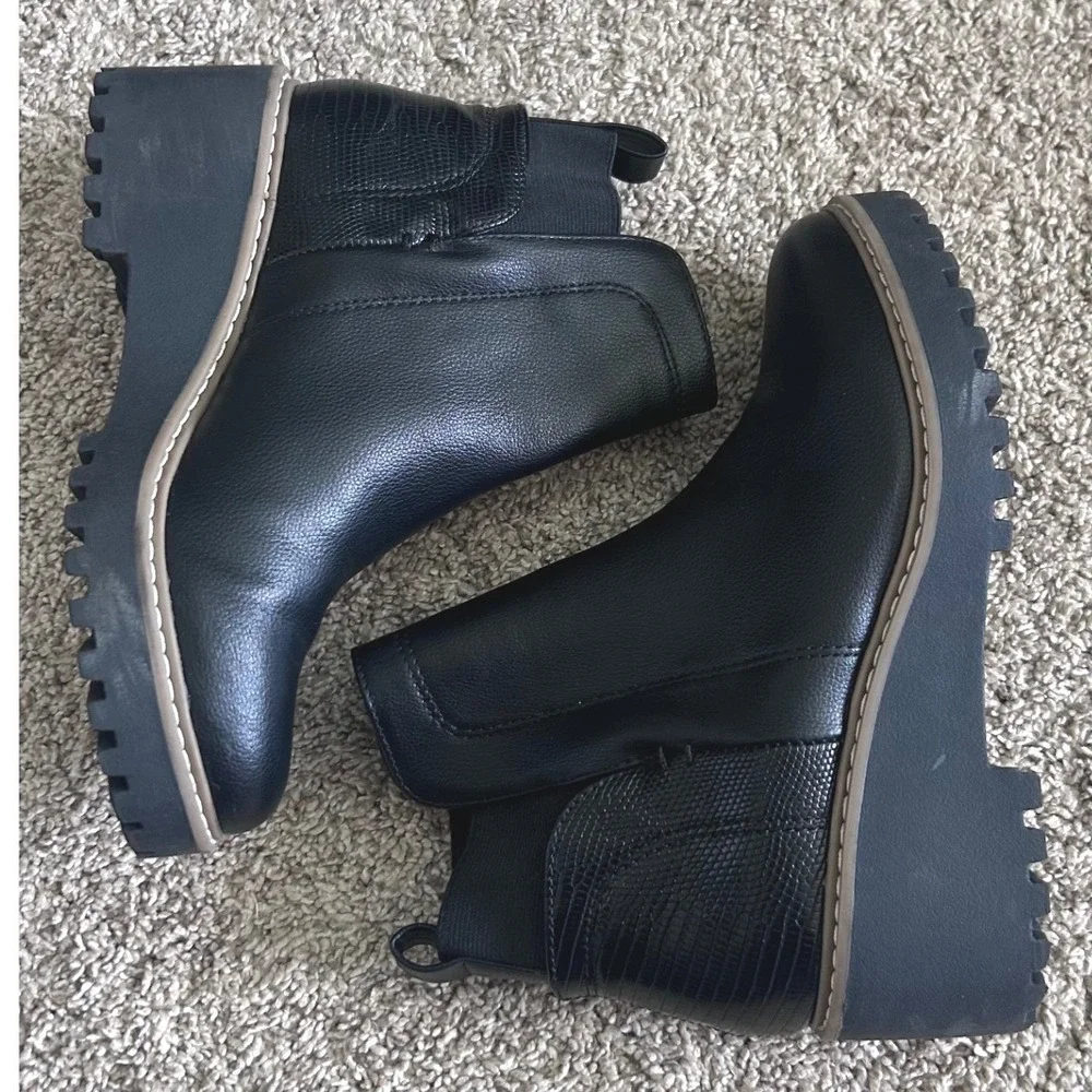 DV Dolce Vita Black Faux Leather Snakeskin Lug Sole Platform Chelsea Boots SZ 6